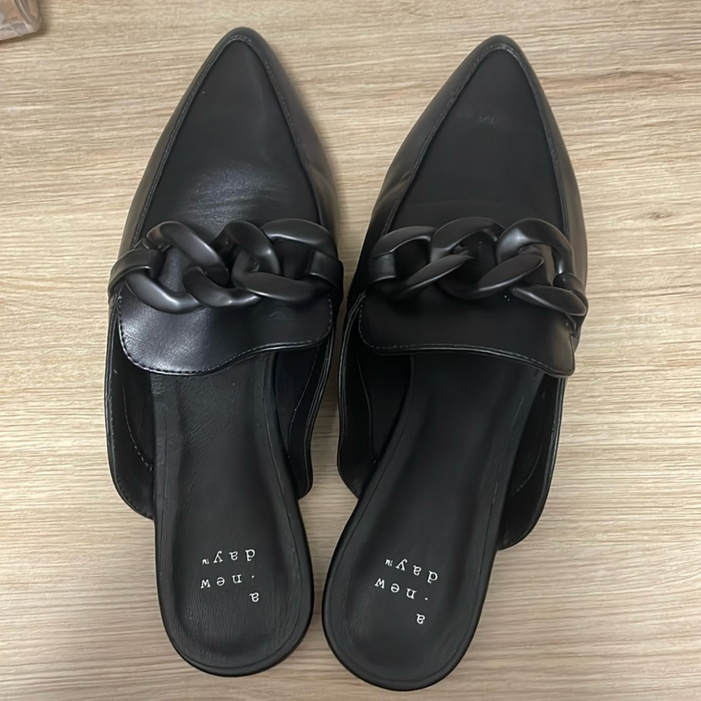 Black leather detailed flats
